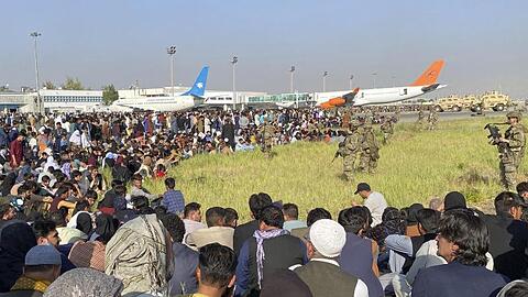 US-Soldaten bewachen eine Absperrung am internationalen Flughafen in Kabul.