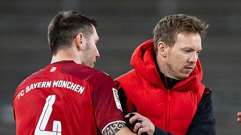 Niklas Süle (l) und Trainer Julian Nagelsmann nach einem Spiel.