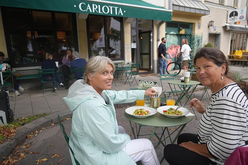 Die Gäste Vivian und und Sonja haben sich in den neuen Schanigarten am Holzplatz gesetzt.