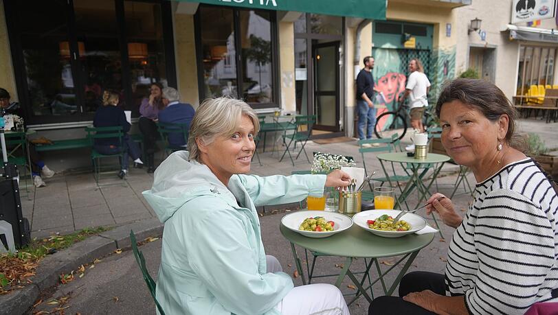 Die Gäste Vivian und und Sonja haben sich in den neuen Schanigarten am Holzplatz gesetzt. Die Gäste Vivian und und Sonja haben sich in den neuen Schanigarten am Holzplatz gesetzt.