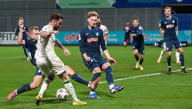 Voller Einsatz für den Auswärtssieg: Morris Schrötersorgt mit vollem Einsatz für Entlastung gegen die junge Garde von Hoffenheims U23. Voller Einsatz für den Auswärtssieg: Morris Schrötersorgt mit vollem Einsatz für Entlastung gegen die junge Garde von Hoffenheims U23.