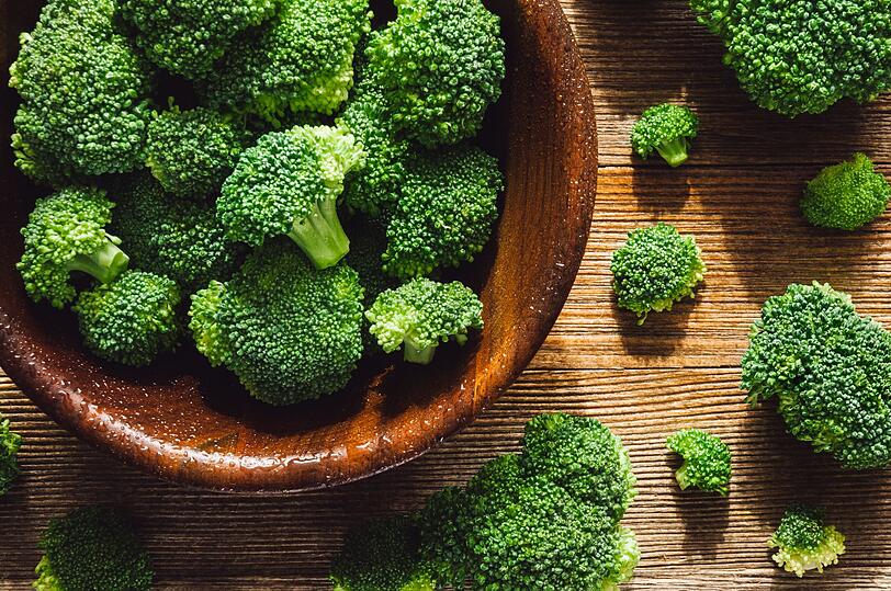 Brokkoli enthält viel Vitamin C, Kalium, Eisen und wertvolle Antioxidantien wie zum Beispiel Glykosinolate, die vor Krebs schützen sollen. Sie merken: Brokkoli ist ein richtiges Superfood. Gönnen Sie sich die hübschen grünen Bäumchen also auch einfach mal roh. Brokkoli enthält viel Vitamin C, Kalium, Eisen und wertvolle Antioxidantien wie zum Beispiel Glykosinolate, die vor Krebs schützen sollen. Sie merken: Brokkoli ist ein richtiges Superfood. Gönnen Sie sich die hübschen grünen Bäumchen also auch einfach mal roh.