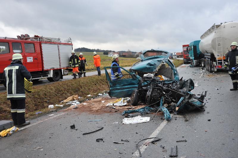Horror-Unfall auf der B 299: Ein Rentner rast beim Überholen frontal in einen entgegenkommenden Sattelschlepper. Der 70-jährige Fahrer starb noch am Unfallort.