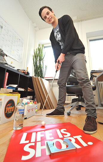 Fabian Schierz im Büro: Hier erledigen er und sein Partner den Papierkram rund ums Yolo. Meistens.