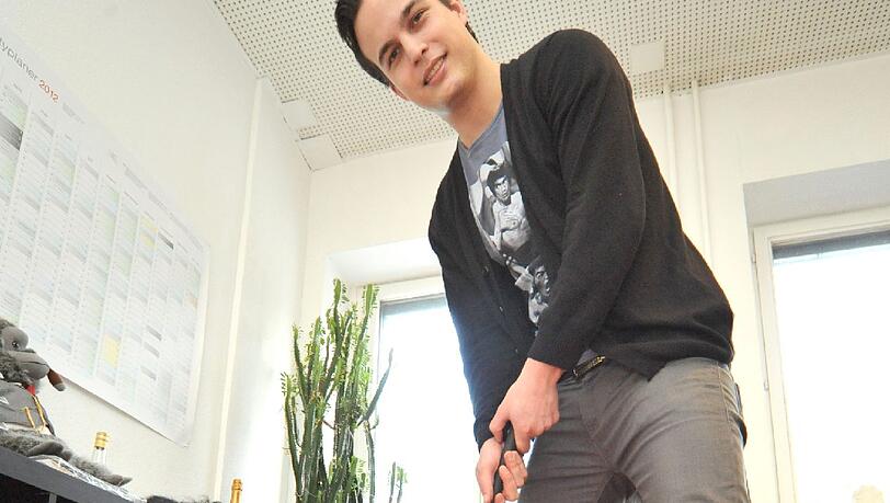 Fabian Schierz im Büro: Hier erledigen er und sein Partner den Papierkram rund ums Yolo. Meistens. Fabian Schierz im Büro: Hier erledigen er und sein Partner den Papierkram rund ums Yolo. Meistens.