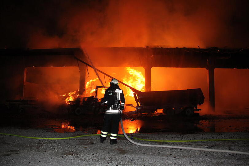 Spektakuläre Bilder: In Gangkofen (Landkreis Rottal-Inn) ist eine Lagerhalle durch ein Feuer vollständig zerstört worden. Die Feuerwehr kämpfte gegen die Flammen.