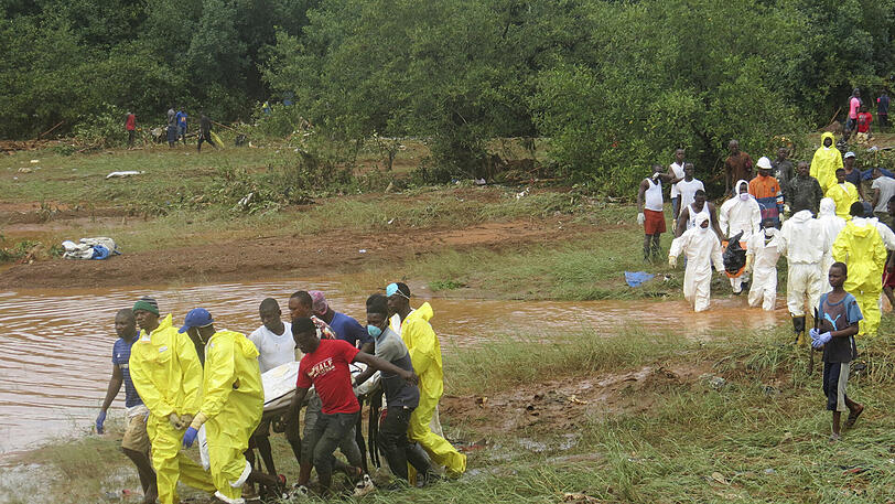 Überflutete Straße in Freetown. Überschwemmungen haben in Sierra Leone eine verheerende Schlammlawine ausgelöst. Die Bilder.