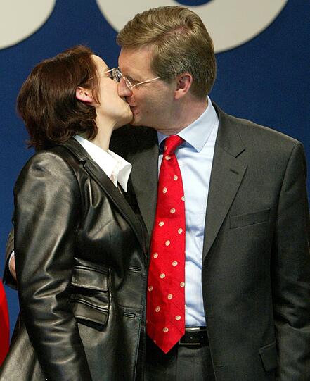 Ex-Bundespräsident Christian Wulff, damals noch Ministerpräsident von Niedersachsen, trennte sich 2006 nach 18 Jahren Ehe von Frau Christine. Derzeit liebt er (wieder) Bettina Wulff.