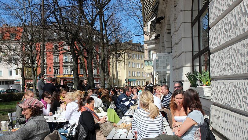 Bei Sonne lässt es sich draußen im Café gut aushalten. In Schwabing soll es dort aber keine Musik geben. Bei Sonne lässt es sich draußen im Café gut aushalten. In Schwabing soll es dort aber keine Musik geben.