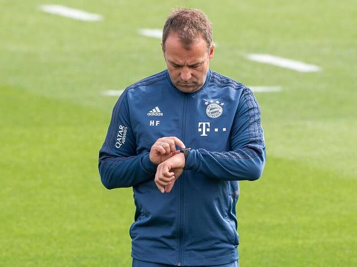 Die Fußballer des FC Bayern kehren am Montag zu ersten Mannschaftseinheiten an die Säbener Straße zurück. Foto: Peter Kneffel/dpa/Archivbild