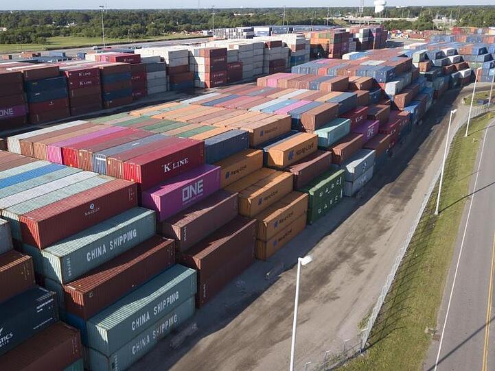 Container im Hafen von Portsmouth im US-Bundesstaat Virginia. Foto. Steve Helber/AP