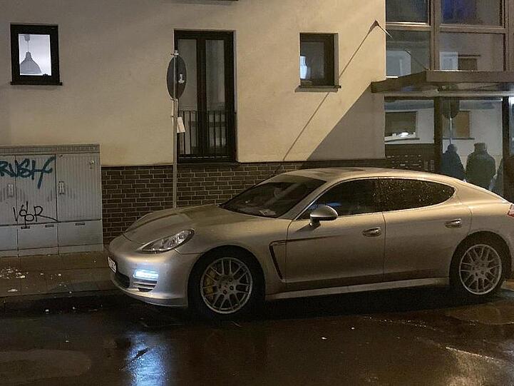 In Offenbach ist eine 44 Jahre alte Frau auf offener Straße in einem geparkten Porsche erschossen worden.