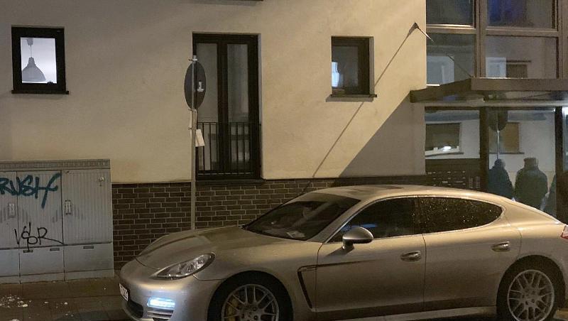 In Offenbach ist eine 44 Jahre alte Frau auf offener Straße in einem geparkten Porsche erschossen worden. In Offenbach ist eine 44 Jahre alte Frau auf offener Straße in einem geparkten Porsche erschossen worden.