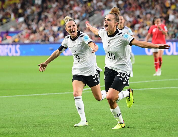 Lina Magull (r) brachte die DFB-Frauen in Führung.