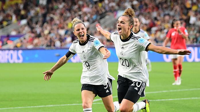 Lina Magull (r) brachte die DFB-Frauen in Führung.