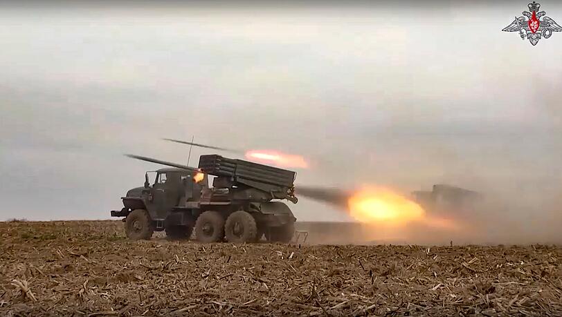 Russischer Mehrfachraketenwerfer während eines Artillerie- und Kampftrainings auf einem belarussischen Schießplatz.
