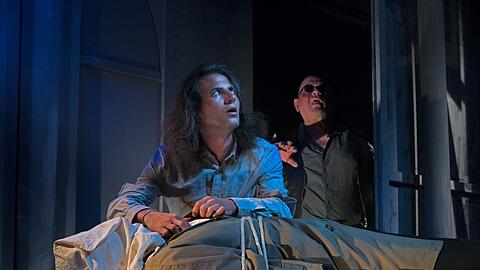 Fürs Blutenburgtheater wunderbar entschlackt: "Die toten Augen von London" von Edgar Wallece auf der Bühne des Kriminaltheaters im Stadtteil Neuhausen.