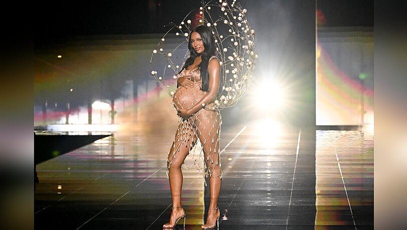 Ein Hauch von Nichts: Jasmine Tookes zeigte ihren Babybauch im goldenen Netzkleid.