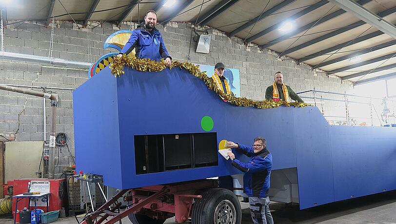 Letzte Woche wurde mit dem Dekorieren begonnen &ndash; nach &uuml;ber drei Monaten Arbeit, in denen aus einem gebrauchten Tieflader ein imposanter Prunkwagen entstanden ist.