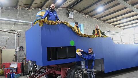 Letzte Woche wurde mit dem Dekorieren begonnen &ndash; nach &uuml;ber drei Monaten Arbeit, in denen aus einem gebrauchten Tieflader ein imposanter Prunkwagen entstanden ist.
