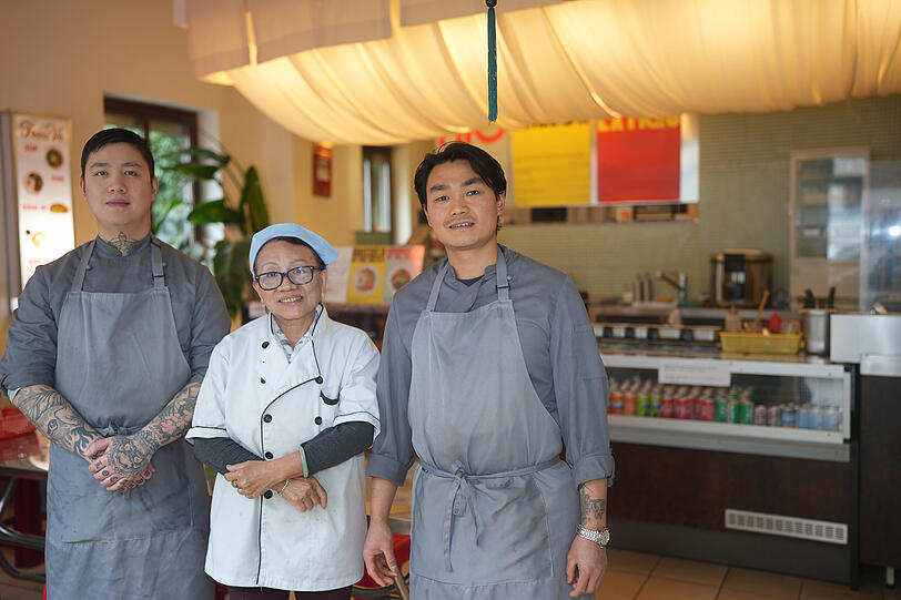 Das Frau Vo ist ein Familienbetrieb. Thony Huynh (r.) kocht dort zusammen mit seiner Mutter Thi Cho Vo und seinem Mitarbeiter Viet Ho.