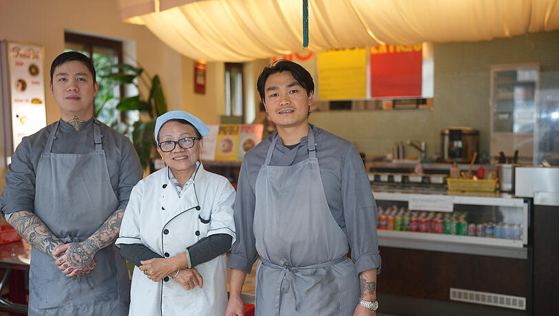 Das Frau Vo ist ein Familienbetrieb. Thony Huynh (r.) kocht dort zusammen mit seiner Mutter Thi Cho Vo und seinem Mitarbeiter Viet Ho. Das Frau Vo ist ein Familienbetrieb. Thony Huynh (r.) kocht dort zusammen mit seiner Mutter Thi Cho Vo und seinem Mitarbeiter Viet Ho.