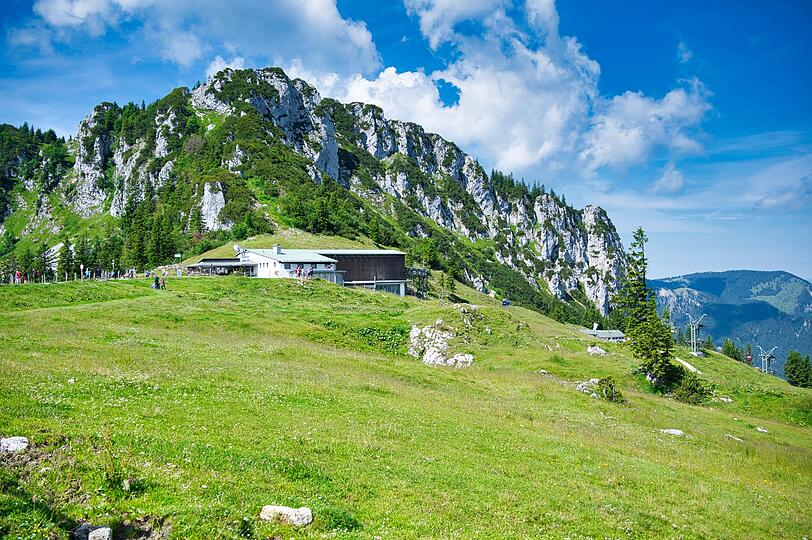 Vor allem Sportler wie Wanderer, Mountainbiker und Gleitschirmflieger lieben die Kampenwand bei Aschau. So kann man von der Bergbahn aus viele Touren mit unterschiedlichen Schwierigkeitsgraden starten. Im Anschluss an eine Klettertour warten viele bewirtschaftete Almen mit einer köstlichen Brotzeit. Vor allem Sportler wie Wanderer, Mountainbiker und Gleitschirmflieger lieben die Kampenwand bei Aschau. So kann man von der Bergbahn aus viele Touren mit unterschiedlichen Schwierigkeitsgraden starten. Im Anschluss an eine Klettertour warten viele bewirtschaftete Almen mit einer köstlichen Brotzeit.