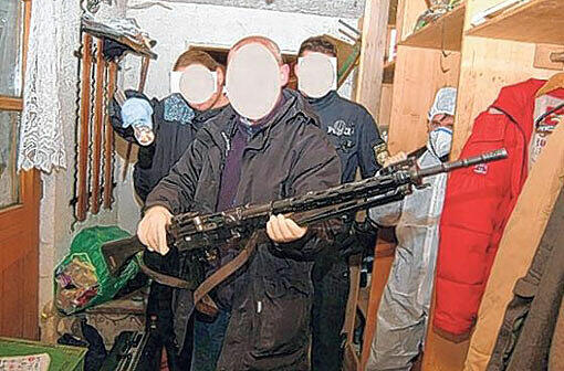 Nach ihrem Einsatz in Walleshausen, wo sie das Haus eines Waffennarrs stürmte, präsentieren Beamte der Polizei ein Sturmgewehr.
