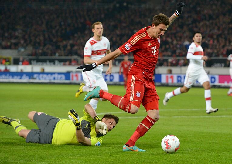 MARIO MANDZUKIC NOTE 2
&bdquo;Das ist ein Gesetz einer Fußballmannschaft&ldquo;, sagte Heynckes und begründete so seine Mario-Wahl. Gomez zunächst draußen. Gut so, denn Mandzukic roch den Fehlpass von Molinaro und umkurvte Ulreich elegant &ndash; das 0:1 (50.). Als Draufgabe: Die perfekte Vorbereitung zu Müllers 2:0.