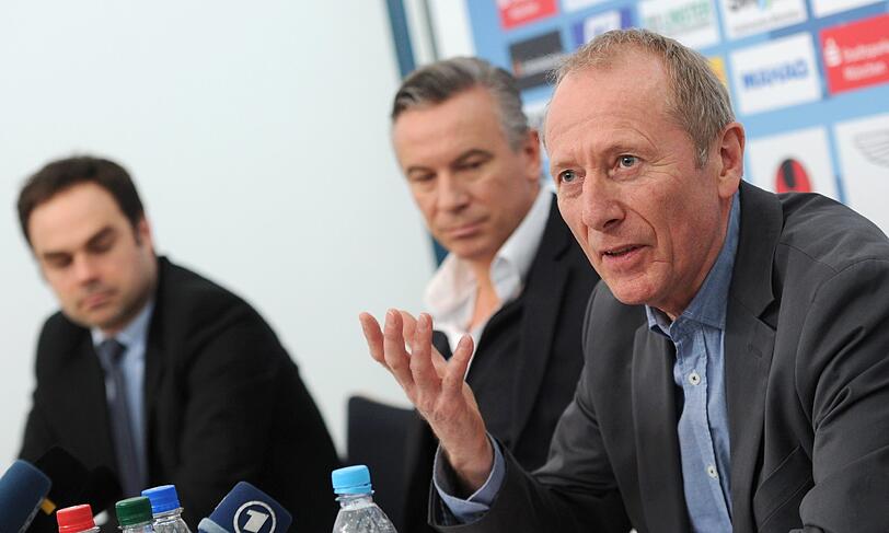 Auch Geschäftsführer Robert Schäfer (l.) ist mit dabei.
