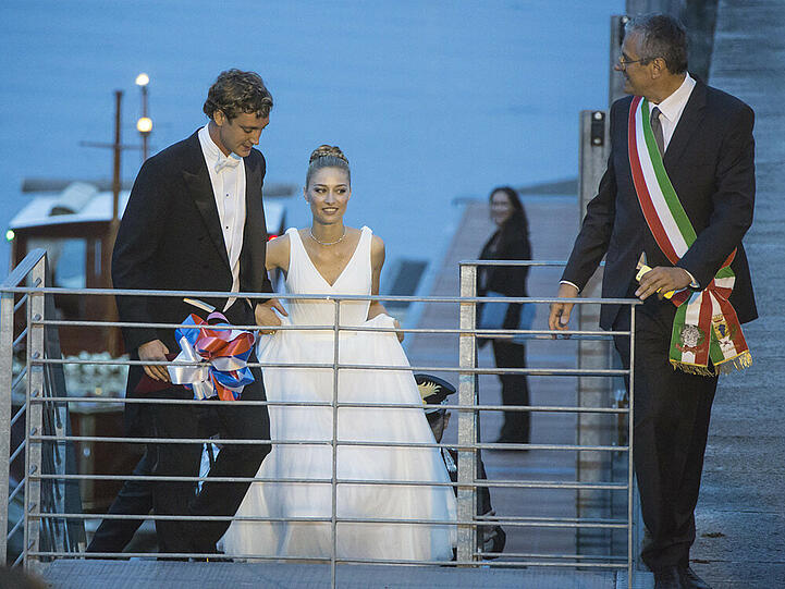1. August: Hochzeit in Italien: Prinzessin Caroline von Hannovers (58) Sohn, Pierre Casiraghi (28), und seine italienische Braut Beatrice Borromeo (30) heirateten am 1. August im Schloss Rocca Angera des alten italienischen Adelsgeschlechts Borromeo am Lago Maggiore in Italien.