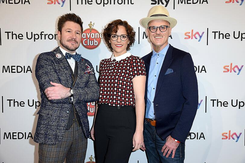 Vom Sterne-Lokale zu Sky: Tantris-Sommelier Justin Leone (l.) mit Sybille Schönberger und TV-Koch Ralf Zacherl.