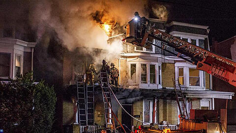 Feuerwehrleute löschen am 11. März im US-Bundesstaat Pennsylvania ein Haus. Ein Hoverboard war den Ermittlungen zufolge beim Aufladen des Akkus heiß geworden und hatte das Feuer ausgelöst - zwei Kinder starben.