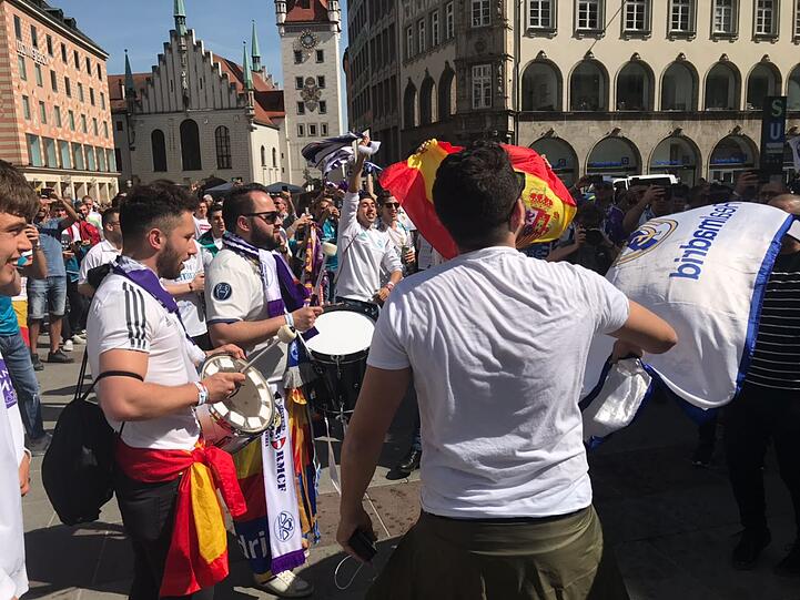 Anhänger des FC Bayern und Fans von Real Madrid gemeinsam in der Münchner Innenstadt. Klicken Sie sich durch die Bilder.