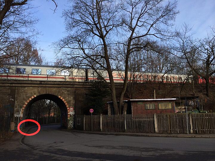 Muss hier der Gehweg breiter werden?