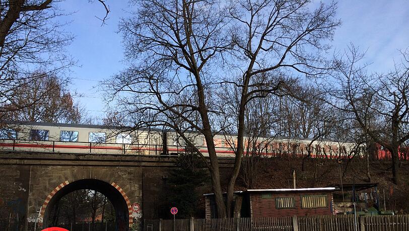 Muss hier der Gehweg breiter werden? Muss hier der Gehweg breiter werden?