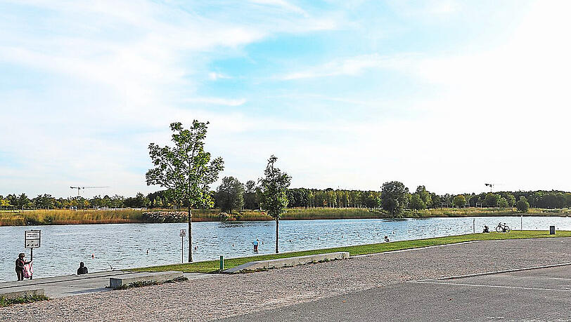Für die Bundesgartenschau 2005 wurde in Riem ein Landschaftspark mit Badesee angelegt. Für die Bundesgartenschau 2005 wurde in Riem ein Landschaftspark mit Badesee angelegt.