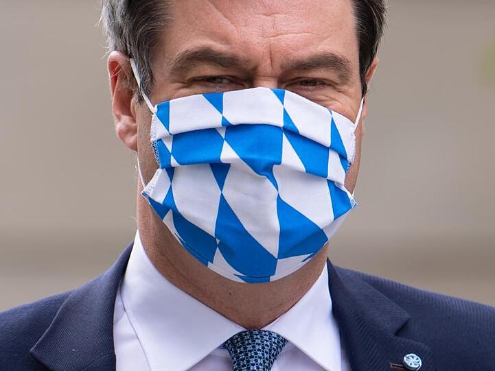 Markus Söder (CSU) trägt einen Mundschutz. Foto: Sven Hoppe/dpa