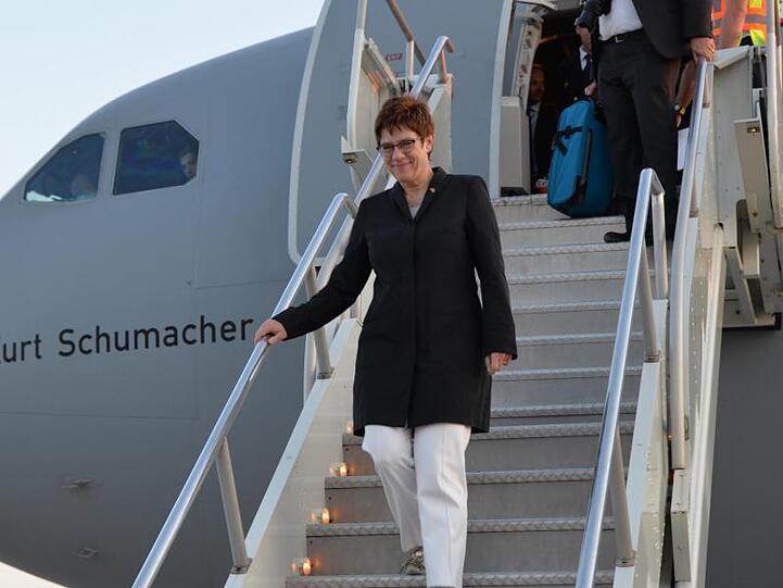 Dieses vom Bundesministerium der Verteidigung zur Verfügung gestellte Foto zeigt Verteidigungsministerin Annegret Kramp-Karrenbauer bei ihrer Ankunft am Flughafen in der US-amerikanischen Hauptstadt.