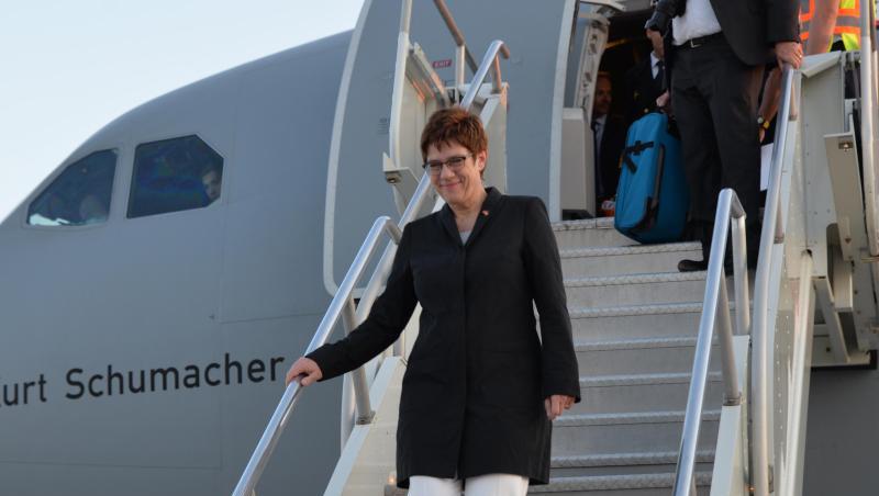 Dieses vom Bundesministerium der Verteidigung zur Verfügung gestellte Foto zeigt Verteidigungsministerin Annegret Kramp-Karrenbauer bei ihrer Ankunft am Flughafen in der US-amerikanischen Hauptstadt. Dieses vom Bundesministerium der Verteidigung zur Verfügung gestellte Foto zeigt Verteidigungsministerin Annegret Kramp-Karrenbauer bei ihrer Ankunft am Flughafen in der US-amerikanischen Hauptstadt.