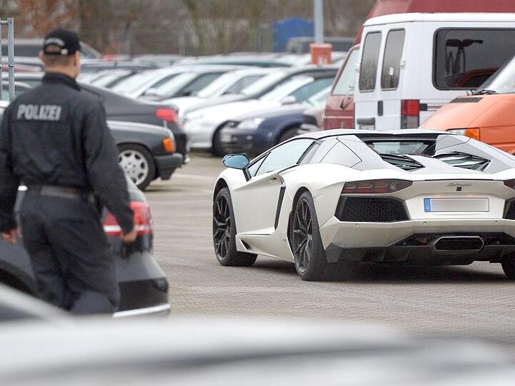 Der Lamborghini von Ex-Fußballer Tim Wiese wird in Hamburg auf einer Verwahrstelle untergebracht. Das Fahrzeug war wegen überhöhter Dezibel-Werte sichergestellt worden.