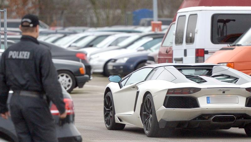 Der Lamborghini von Ex-Fußballer Tim Wiese wird in Hamburg auf einer Verwahrstelle untergebracht. Das Fahrzeug war wegen überhöhter Dezibel-Werte sichergestellt worden. Der Lamborghini von Ex-Fußballer Tim Wiese wird in Hamburg auf einer Verwahrstelle untergebracht. Das Fahrzeug war wegen überhöhter Dezibel-Werte sichergestellt worden.