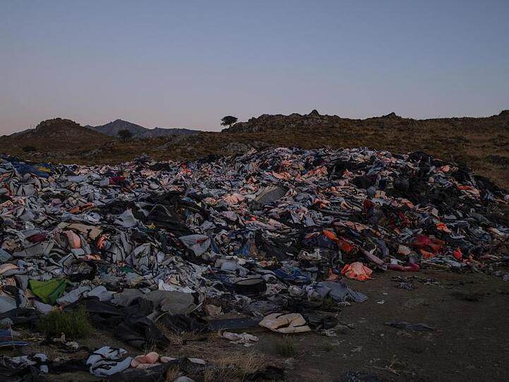 Tausende von Rettungswesten, die von Migranten und Flüchtlingen zurückgelassen wurden, stapeln sich auf einer Müllhalde in der Nähe der Stadt Mithymna auf Lesbos.