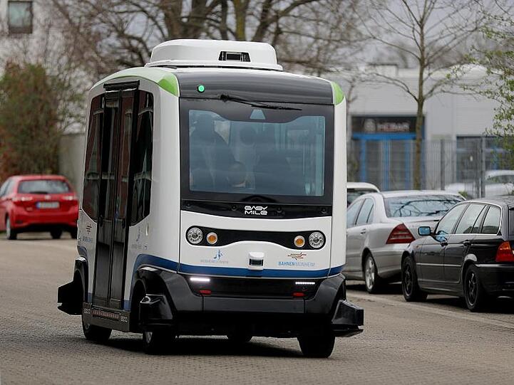 Ein autonom fahrender Bus von "easy mile" fährt über den Busbahnhof. Die neue Linie in Monheim ist als Zubringer zu den klassischen Hauptbuslinien gedacht.