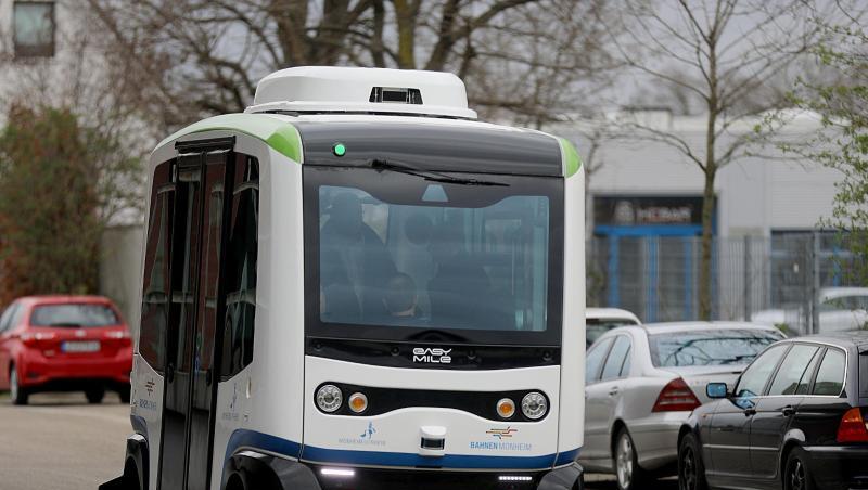 Ein autonom fahrender Bus von "easy mile" fährt über den Busbahnhof. Die neue Linie in Monheim ist als Zubringer zu den klassischen Hauptbuslinien gedacht. Ein autonom fahrender Bus von "easy mile" fährt über den Busbahnhof. Die neue Linie in Monheim ist als Zubringer zu den klassischen Hauptbuslinien gedacht.