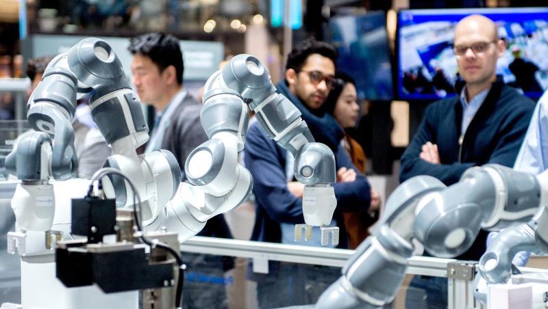 Mehrere Roboter bewegen sich am Stand des Unternehmens Haier Cosmoplat auf der Hannover Messe. Mehrere Roboter bewegen sich am Stand des Unternehmens Haier Cosmoplat auf der Hannover Messe.
