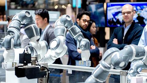 Mehrere Roboter bewegen sich am Stand des Unternehmens Haier Cosmoplat auf der Hannover Messe.