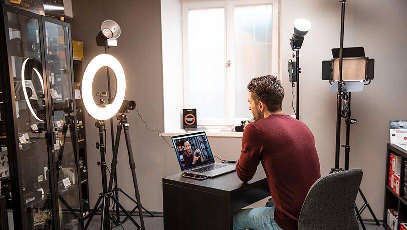 Markus Grünbauer, Geschäftsführer von Foto Petzold, berät Kunden bei Fragen, Wünschen und Problemen auch weiterhin virtuell per Zoom. Für die Meetings hat sich das Fotogeschäft im Laden eine professionelle Videoecke für die Beratungsgespräche mit Kunden eingerichtet. Markus Grünbauer, Geschäftsführer von Foto Petzold, berät Kunden bei Fragen, Wünschen und Problemen auch weiterhin virtuell per Zoom. Für die Meetings hat sich das Fotogeschäft im Laden eine professionelle Videoecke für die Beratungsgespräche mit Kunden eingerichtet.