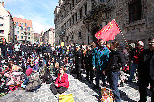 Protest gegen die NPD-Demo: 300 Linke zogen am Samstag vors Rathaus und das Polizeipräsidium am Jakobsplatz.