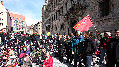 Protest gegen die NPD-Demo: 300 Linke zogen am Samstag vors Rathaus und das Polizeipräsidium am Jakobsplatz. Protest gegen die NPD-Demo: 300 Linke zogen am Samstag vors Rathaus und das Polizeipräsidium am Jakobsplatz.